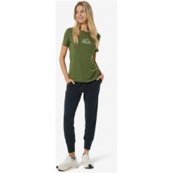 Koszulka SUPER.NATURAL W TOP MOUNTAIN ART TEE. Zielone koszulki sportowe damskie super.natural, bez wzorów, bez kołnierzyka, bez ramiączek. Za 249.99 zł.