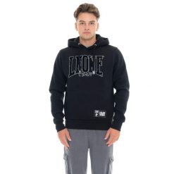 Herren-Winter-Kapuzenpullover zum Überziehen mit New Era 1947 Leone Flockdruck. Czarne bluzy męskie LEONE 1947 APPAREL, z bawełny, bez zapięcia, na fitness i siłownię. W wyprzedaży za 162.09 zł.