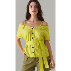 Bluzka open shoulder z lnem - Żółty. Bluzki damskie Mohito. Za 99.99 zł.