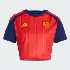 Koszulka domowa o skróconym kroju Hiszpania 26. Czerwone koszulki sportowe damskie Adidas, bez wzorów, sportowe, bez kołnierzyka. Za 439.00 zł.