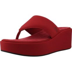 Sandały FITFLOP PLATFFORMS WEDGE Czerwony. Czerwone sandały damskie FIT FLOP, bez wzorów, z materiału, bez obcasa, bez zapięcia. Za 297.99 zł.