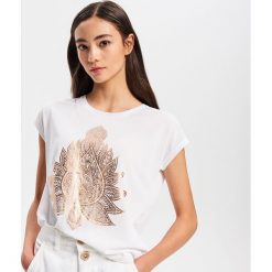 T-shirt z błyszczącym nadrukiem - Kremowy. T-shirty damskie marki Reserved. Za 39.99 zł.