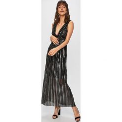 Guess Jeans - Sukienka. Czarne sukienki damskie Guess Jeans, na co dzień, s, z aplikacjami, z dzianiny, casualowe, bez kołnierzyka, bez ramiączek, maxi, proste. W wyprzedaży za 179.90 zł.