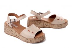 Artiker Relaks 58C3130 beżowy, sandały damskie. Brązowe sandały damskie Artiker Relaks, bez wzorów, bez obcasa, na koturnie, bez zapięcia. Za 183.92 zł.
