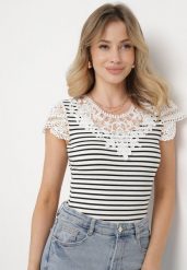 Biały Bawełniany T-shirt z Prążkowanego Materiału z Koronkowym Dekoltem i Rękawkami Hyacintia. Białe bluzki damskie Born2be, m, bez wzorów, z bawełny, bez kołnierzyka. Za 49.99 zł.