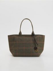 Torebka shopper z zawieszką - wielobarwny. Torebki shopper damskie Reserved, bez wzorów, klasyczne, bez dodatków. W wyprzedaży za 65.99 zł.