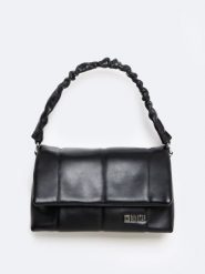 Torebka damska typu crossbody czarna oo574117 906. Czarne plecaki damskie Big Star, bez wzorów, eleganckie. W wyprzedaży za 99.99 zł.