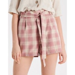 Szorty High Waist z paskiem - Różowy. Szorty damskie Cropp. W wyprzedaży za 39.99 zł.
