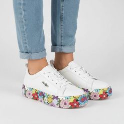 Sneakersy damskie Filippo, cholewka ze skóry naturalnej klasyczna niska forma z wiązaniem masywna platforma z dekoracyjnym wzorem wygodny miejski fas. Białe półbuty damskie Filippo, bez wzorów, ze skóry, klasyczne, bez obcasa, na platformie, bez zapięcia. Za 209.00 zł.