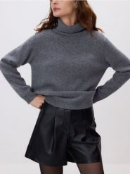 Wełniany sweter z golfem - szary. Szare swetry damskie Reserved, l, bez wzorów, z dzianiny, bez kołnierzyka, bez ramiączek, bez kaptura. Za 199.99 zł.