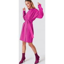 NA-KD Trend Sukienka oversize z wiązaniem w talii - Pink. Sukienki damskie NA-KD Trend, w paski, z długim rękawem. Za 161.95 zł.