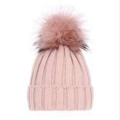 Czapka Zimowa z Pomponem Damska - Różowa. Czerwone czapki i kapelusze damskie Molly, na zimę, bez wzorów, z materiału. Za 59.90 zł.