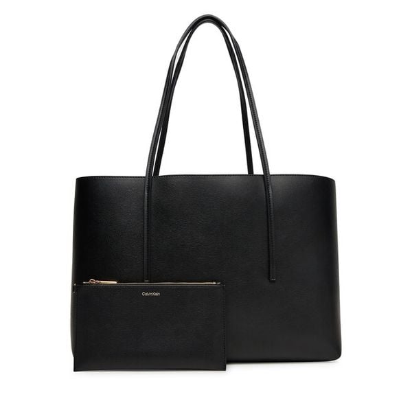 Torebka Calvin Klein. Czarne torebki do ręki damskie Calvin Klein, bez wzorów, bez dodatków. Za 589.99 zł.