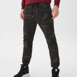 Spodnie typu jogger - Wielobarwny. Spodnie materiałowe męskie House. W wyprzedaży za 69.99 zł.