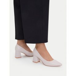 Czółenka JENNY. Szare czółenka damskie Jenny, bez wzorów, bez obcasa, bez zapięcia. Za 129.99 zł.