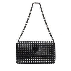 Torebka Guess. Czarne listonoszki damskie Guess, z aplikacjami, bez dodatków. Za 399.99 zł.