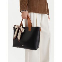 Torebka Lasocki. Czarne torebki do ręki damskie Lasocki, bez wzorów, klasyczne, bez dodatków. Za 199.99 zł.