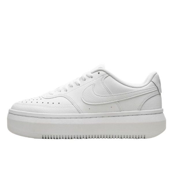 Buty do chodzenia damskie Nike Court Vision Alta. Białe obuwie sportowe damskie Nike, bez wzorów, z materiału, trekkingowe, nike court. Za 508.00 zł.