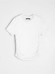 Jednolita bluzka z krótkim rękawem - biały. Białe bluzki damskie Sinsay, l, bez wzorów, bez kołnierzyka, bez ramiączek. W wyprzedaży za 11.99 zł.