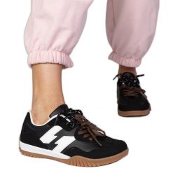 Czarne sneakersy trampki z kolorowymi sznurówkami. Czarne trampki i tenisówki damskie bez wzorów, z gumy, klasyczne, bez zapięcia. Za 79.62 zł.