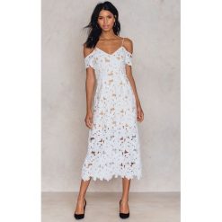 NA-KD Boho Koronkowa sukienka z wycięciami na ramionach - White. Sukienki damskie marki NA-KD Boho. W wyprzedaży za 78.88 zł.