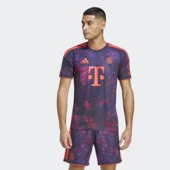 Koszulka z trzeciego zestawu FC Bayern 26/27. Czerwone koszulki sportowe męskie Adidas, s, bez wzorów, z materiału, bez kołnierzyka, bez ramiączek, do piłki nożnej, climacool (adidas). Za 439.00 zł.