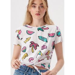 T-shirt z wakacyjnym nadrukiem - Biały. Białe t-shirty damskie Sinsay, l, bez wzorów, wakacyjne, bez kołnierzyka. W wyprzedaży za 7.99 zł.