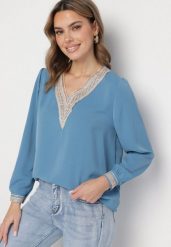 Niebieska Bluzka w Rustykalnym Stylu z Koronką i Dekoltem w Serek Gonlira. Niebieskie bluzki damskie Born2be, z aplikacjami, z jeansu, boho, bez kołnierzyka, bez ramiączek. Za 69.99 zł.