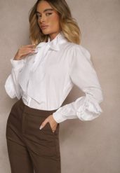 Biała Koszula z Elegancką Kokardą i Falbanami Zaliressa. Białe bluzki damskie Renee, bez wzorów, eleganckie, bez kołnierzyka, bez ramiączek. Za 109.99 zł.