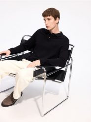 Wiskozowy sweter polo - czarny. Czarne swetry przez głowę męskie Reserved, l, bez wzorów, z dzianiny, bez kołnierzyka. Za 119.99 zł.