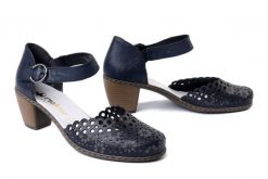 RIEKER 40902-14 blue, czółenka damskie. Niebieskie czółenka damskie Rieker, w ażurowe wzory, bez obcasa, na obcasie, bez zapięcia. Za 299.90 zł.