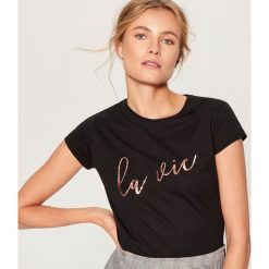 Koszulka z połyskującym nadrukiem - Czarny. Czarne t-shirty damskie marki Mohito, z nadrukiem. Za 29.99 zł.