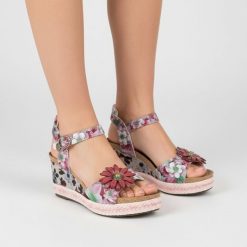 Sandały damskie Laura Vita, ze skóry naturalnej i podwyższona podeszwa na koturnie z plecionym wykończeniem, różowe, Facyo 75 AC1198-75 Lilas. Czerwone klapki damskie Laura Vita, bez wzorów, z jeansu, bez obcasa, na koturnie. Za 349.00 zł.