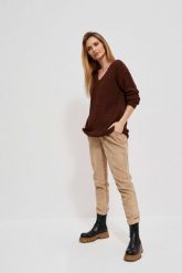 Sweter z metaliczną nitką kasztanowy. Brązowe swetry damskie MOODO, l, bez wzorów, bez kołnierzyka, bez ramiączek, bez kaptura. W wyprzedaży za 47.99 zł.