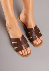 Ciemnobrązowe Klapki z Przeplatanymi Paskami i Kwadratowym Noskiem Filiela. Brązowe klapki damskie Renee, bez wzorów, eleganckie, bez obcasa, na płaskiej podeszwie. Za 44.99 zł.