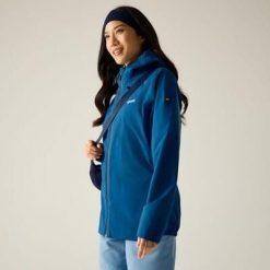 Damska wodoodporna kurtka z kapturem Radler. Niebieskie kurtki damskie Regatta, bez wzorów, z materiału, z kapturem. W wyprzedaży za 349.99 zł.