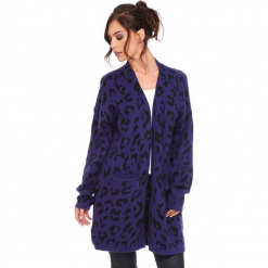 Kardigan "Leopard" w kolorze fioletowym. Fioletowe kardigany damskie Cosy Winter, z motywem zwierzęcym. W wyprzedaży za 181.95 zł.