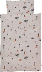 Pościel niemowlęca Fruiticana 70 x 100 cm z poszewką na poduszkę 40 x 45 cm. Kocyki dla dzieci Ferm Living. W wyprzedaży za 129.50 zł.