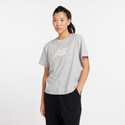 Koszulka damska New Balance WT43583AG – szara. Szare t-shirty damskie New Balance, xl, bez wzorów, z materiału, klasyczne, bez kołnierzyka. Za 129.99 zł.