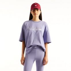 Koszulka damska New Balance WT6297MKDSV – fioletowa. Fioletowe koszulki sportowe damskie New Balance, m, bez wzorów, z materiału, eleganckie, bez kołnierzyka. Za 179.99 zł.