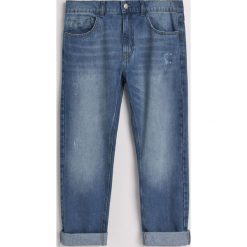 Jeansy regular fit z recyclingu - Niebieski. Niebieskie jeansy męskie Reserved. W wyprzedaży za 69.99 zł.