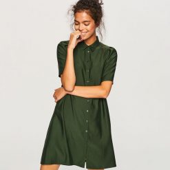 Koszulowa sukienka z lyocellem - Khaki. Brązowe sukienki damskie Reserved, z lyocellu, z koszulowym kołnierzykiem. Za 139.99 zł.