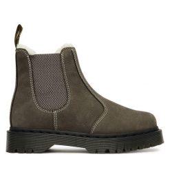 Sztyblety Dr. Martens. Szare botki damskie Dr. Martens, bez obcasa, na płaskiej podeszwie, bez zapięcia. Za 1,039.00 zł.