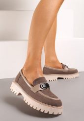 Ciemnobeżowe Mokasyny na Platformie z Ekozamszu Ozdobione Aplikacją z Metalu Trissia. Brązowe mokasyny damskie Renee, eleganckie. Za 129.99 zł.