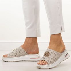 Beżowe ażurowe skórzane klapki damskie S.Barski 661. Brązowe klapki damskie S.BARSKI, z aplikacjami, ze skóry, eleganckie, bez obcasa, na płaskiej podeszwie. Za 199.00 zł.