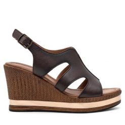 Sandały Lasocki. Brązowe klapki damskie Lasocki, bez wzorów, bez obcasa, na koturnie, bez zapięcia. Za 189.99 zł.