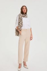Szal w panterkę beżowy. Brązowe szaliki i chusty damskie MOODO, bez wzorów, z poliesteru. Za 59.99 zł.