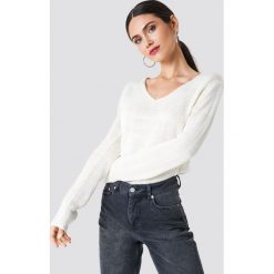 Rut&Circle Sweter dzianinowy z dekoltem V Ninni - White. Swetry damskie marki Rut&Circle. Za 68.95 zł.