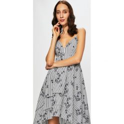 Guess Jeans - Sukienka. Białe sukienki damskie Guess Jeans, na co dzień, l, z aplikacjami, z bawełny, casualowe, z asymetrycznym kołnierzem, bez ramiączek, mini, asymetryczne. W wyprzedaży za 399.90 zł.