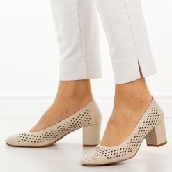 Cieliste ażurowe czółenka damskie na słupku Sergio Leone Pb848. Czółenka damskie Sergio Leone, w ażurowe wzory, ze skóry, eleganckie, z okrągłym noskiem, bez obcasa, na słupku, bez zapięcia. Za 169.00 zł.